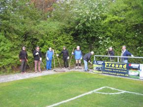 Umfassenden Pflegeaktion rund ums Sportareal am Ortseingang