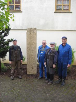 Reinigungs-Einsatz am Denkmal „Ortsflurbereinigung“ auf dem Dorfplatz