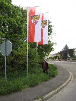 Am Ortseingang an der Pariser Chausee grüßen jetzt neue rot-weiße Fahnen die Gäste der renommierten Weinbaugemeinde