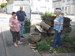 Vorbereitung der Blumenkübel in der Langgasse für die Frühjahrs- und Sommerbepflanzung durch die Landfrauen