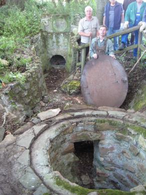 Pflegearbeiten rund um die Faulbornquelle