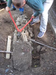 Volontäre unterstützen ihre Nachbarn bei der Räumung der Gräber