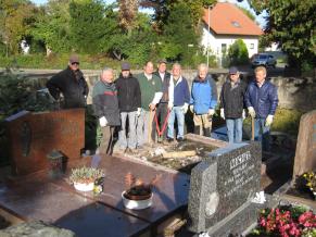 Einsatz der Volontäre auf dem Friedhof bei nachbarschaftlicher Hilfeleistung