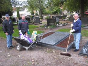 Einsatz der Volontäre bei der Pflege von Gräbern