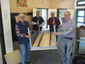 Volontäre unterstützen den hausinternen Umzug des Gemeindebüros der evangelischen Kirchengemeinde