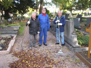 Laubentsorgung auf dem Friedhof