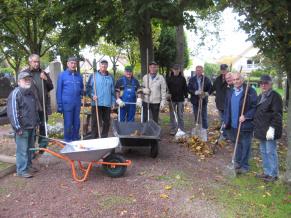 Volontäre bei der Entsorgung des Herbstlaubs