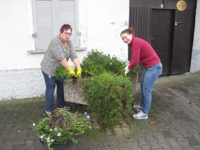 Albiger Landfrauen beim Neugestalten der Pflanzkübel