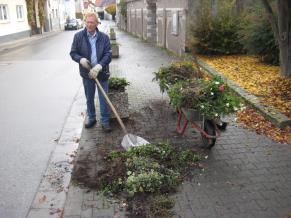 Bei der Entsorgung der Sommerbepflanzung unterstützten die „Volontäre“