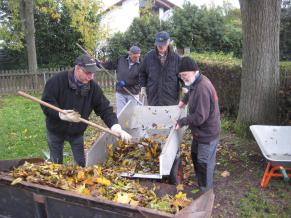„Volontäre“ stehen vor dem Weihnachtsbaum, zwischen Rathaus und ev. Kirche