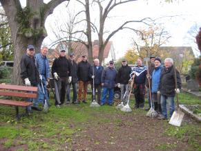 „Volontäre“ stehen vor dem Weihnachtsbaum, zwischen Rathaus und ev. Kirche