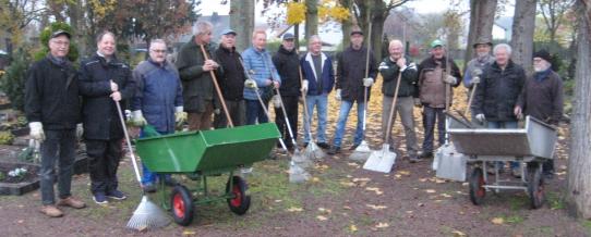 Gruppenbild der Volontäre bei der Aktion auf dem Friedhof
