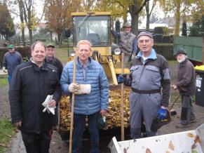 Laubmengen werden abtransportiert