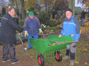 Volontäre bei der Friedhofspflege