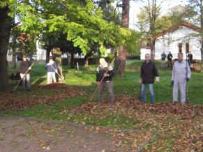 Laubbeseitigung auf dem Friedhof