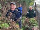 „Volontäre für Albig“ - Aktion Heckenrückschnitt, Pflege des Ehrenmals und Laubbeseitigung