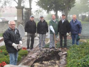 Arbeiten auf dem Friedhof werden von den Volontären ausgeführt