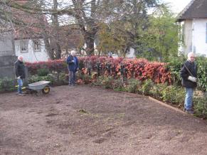 Laubbeseitigung auf dem Friedhof