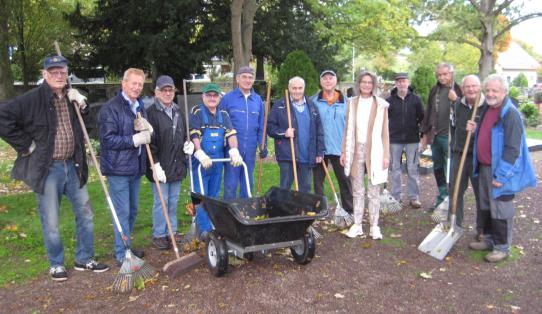 Pfarrerin Annette Stegmann besucht die „Volontäre“ und bedankt sich für die Hilfeleistung beim internen Umzug im evangelischen Gemeindezentrum