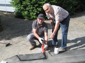 Pflegearbeiten auf dem Spielplatz