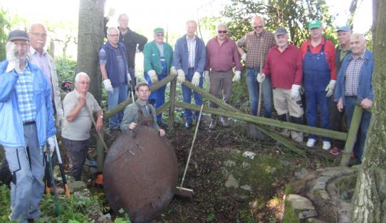 Pflegearbeiten rund um die Faulbornquelle