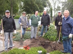 Arbeiten auf dem Friedhof werden von den Volontären ausgeführt