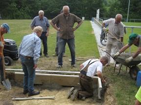 Arbeiten an der Sprunggrube für die Albiger Grundschule