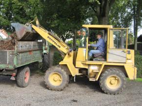 Arbeiten auf dem Friedhof werden von den Volontären ausgeführt