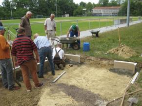 Arbeiten an der Sprunggrube für die Albiger Grundschule