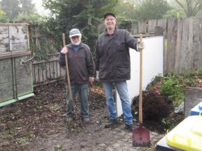 Arbeiten auf dem Friedhof werden von den Volontären ausgeführt