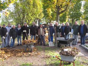 Laubbeseitigung auf dem Friedhof