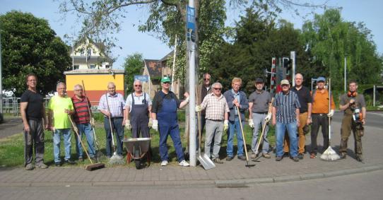 Volontäre für Albig beim Arbeitseinsatz