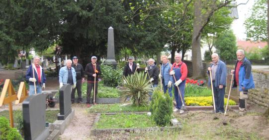 Auf dem Friedhof jäten die Volontäre Unkraut umweltfreundlich von Hand