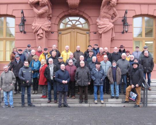 Besuchergruppe aus Albig, Alzey, Gau-Odernheim und Wörrständt vor dem Mainzer Landtag