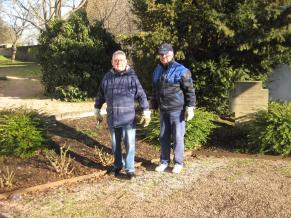 Die Hecken und Rosensträucher werden beschnitten