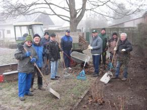 Pflegearbeiten auf dem Spielplatz in der Hundskopf-Gartenstraße