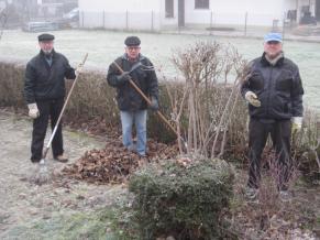 Pflegearbeiten auf dem Spielplatz in der Hundskopf-Gartenstraße