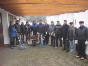 Gruppenbild der fleißigen Helfer vor der Aussegnungshalle