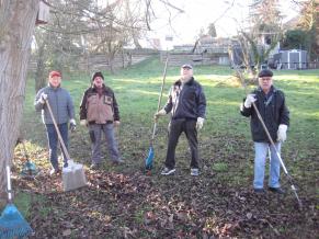 Volontäre entfernen das Laub vom gemeindeeigenen Grundstück am Dorfpfad