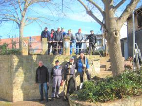 Volontäre bei umfangreichen Pflegearbeiten im Dorfpfad vom Vogelgesang bis zur Alzeyer Pforte und am und auf dem „Hewwel“