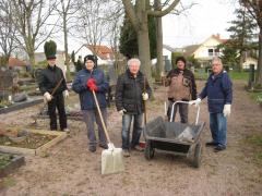 Aufräumarbeiten auf dem Albiger Friedhof