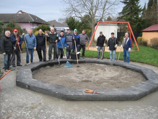 Volontäre bei der Generalüberholung des Spielplatzes Hundskopf-/Gartenstraße 