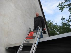 Säuberung von Dach und Regenrinne des Fahrgastunterstandes