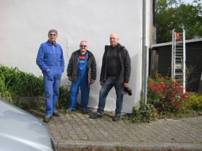 Säuberung von Dach und Regenrinne des Fahrgastunterstandes