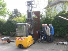 Aufstellung der Cortenstahltafel „Starenturm auf dem Fels“