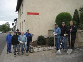 Pflegearbeiten am ehemaligen Standort der Tafel „1250 Jahre Albig“