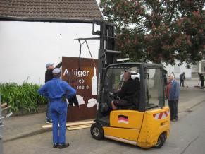 Aufstellung der Cortenstahltafel "Albiger Backesgrumbeere"