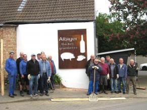Freiwillige Helfer neben der Cortenstahltafel "Albiger Backesgrumbeere"
