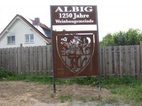 Cortenstahltafel "Albig 1250 Jahre Weinbaugemeinde"