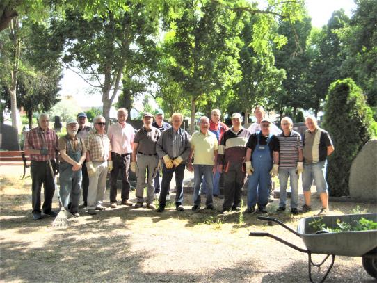 Die Volontäre im letzten Einsatz vor der Sommerpause